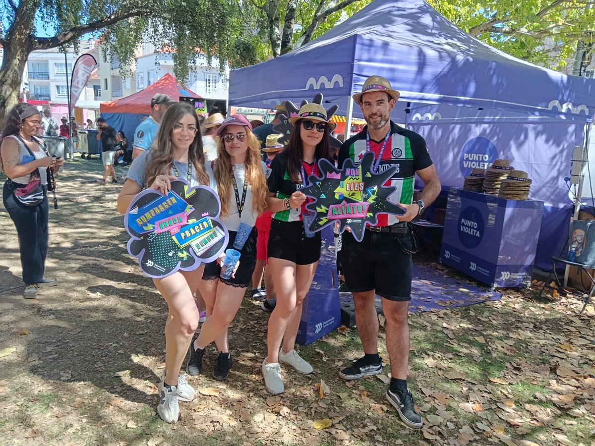 depo_es's tweet photo. Levamos desde o mediodía atendendo a ducias de persoas que se achegan ao punto violeta da @depo_es no festival @Revenidas 

Seguimos traballando para que todas as persoas poidan gozar dos #RíasBaixasFest con seguridade e respecto https://t.co/Gk4xr5R17D