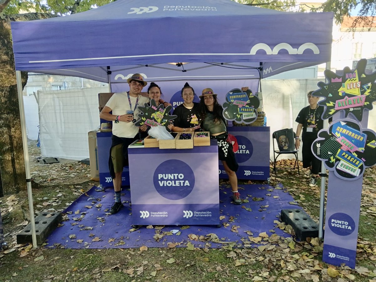 depo_es's tweet photo. Levamos desde o mediodía atendendo a ducias de persoas que se achegan ao punto violeta da @depo_es no festival @Revenidas 

Seguimos traballando para que todas as persoas poidan gozar dos #RíasBaixasFest con seguridade e respecto https://t.co/Gk4xr5R17D