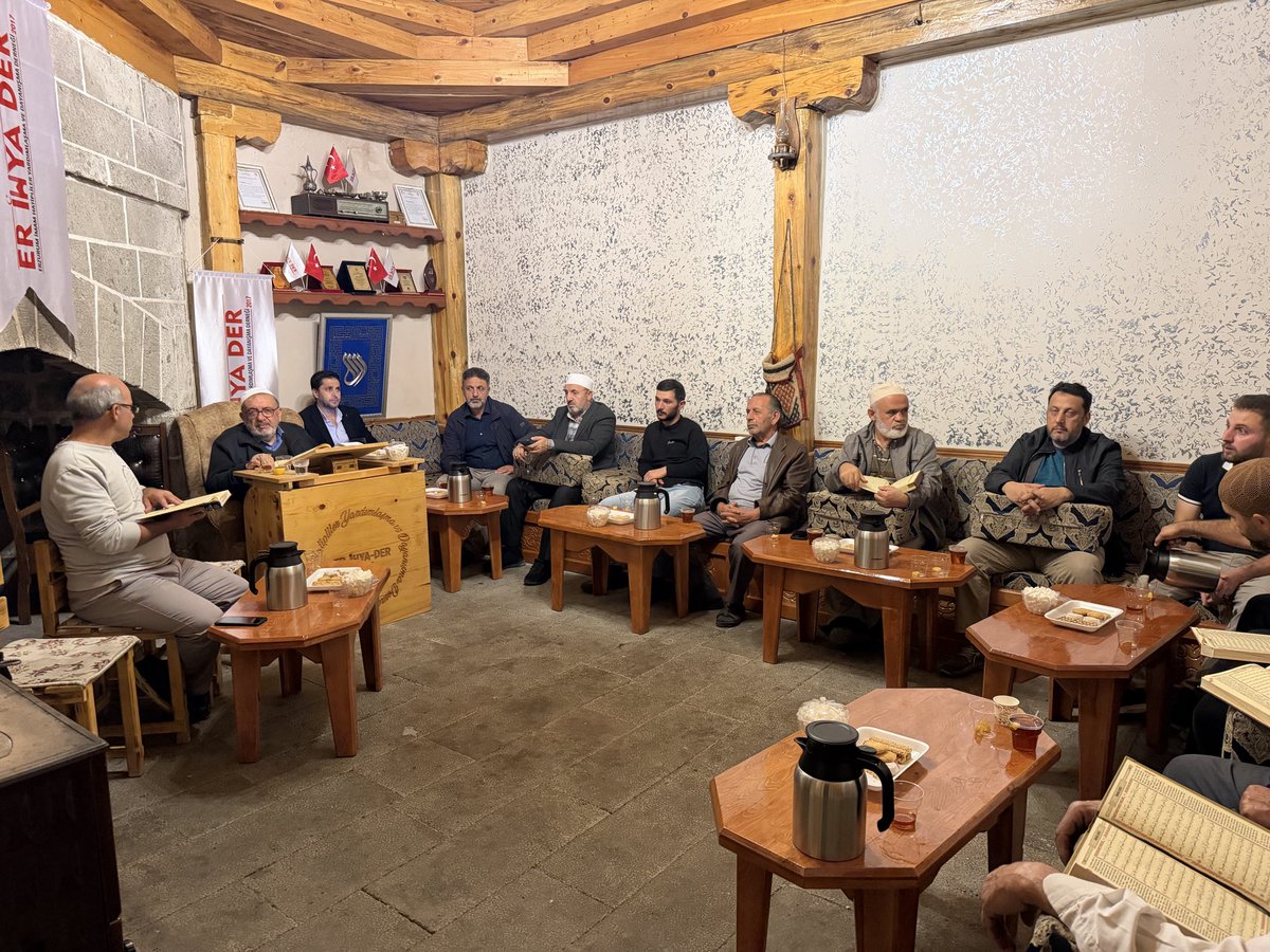 IhyaEr's tweet photo. Her Hafta Cumartesi Akşam Namazına Müteakiben Gerçekleştirdiğimiz Tefsir &amp; İlmihal derslerimizden kareler...
Teşrifleriyle bizleri onurlandıran mensuplarımızın ve misafirlerimizin ayaklarına sağlık... https://t.co/MlsNqnZ2e1