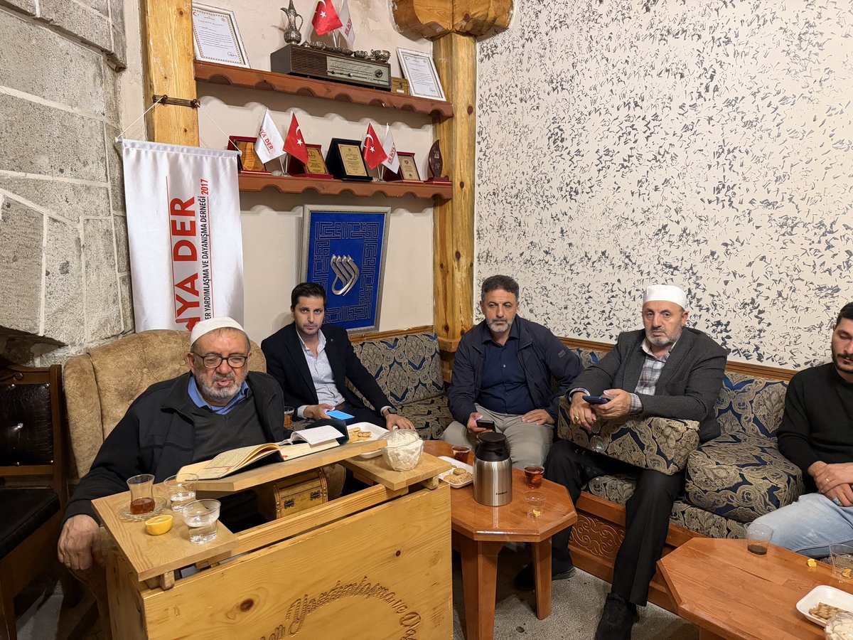 IhyaEr's tweet photo. Her Hafta Cumartesi Akşam Namazına Müteakiben Gerçekleştirdiğimiz Tefsir &amp; İlmihal derslerimizden kareler...
Teşrifleriyle bizleri onurlandıran mensuplarımızın ve misafirlerimizin ayaklarına sağlık... https://t.co/MlsNqnZ2e1