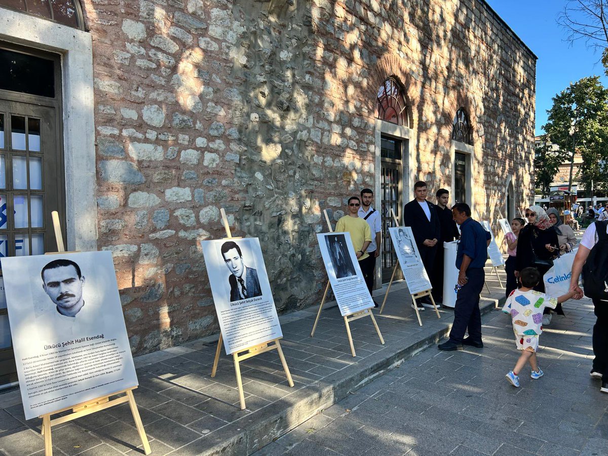 uskudarocak's tweet photo. 12 Eylül darbesinde şehadete yürüyen 9 ülküdaşımızın aziz hatıraları; bugün 12.00–18.00 arası İstanbul’un tüm ilçelerinde eş zamanlı açılan resim sergilerimizde yaşatılıyor.

Vatan ve mukaddesat uğruna can veren tüm şehitlerimizi rahmet ve minnetle anıyoruz. Ruhları şad olsun. https://t.co/Kex9xVViTB