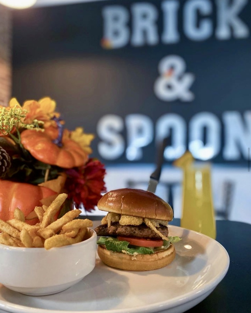 BrickAndSpoonMS's tweet photo. 🍔 Burger cravings? We’ve got you covered.

Our Brick &amp; Spoon Burger starts with a homemade patty, your choice of cheese, crisp lettuce, tomato, onion, and a generous drizzle of our house aioli. 🤤
#brickandspoontupelo #B&amp;SBurger https://t.co/Njnx3ZmrNH