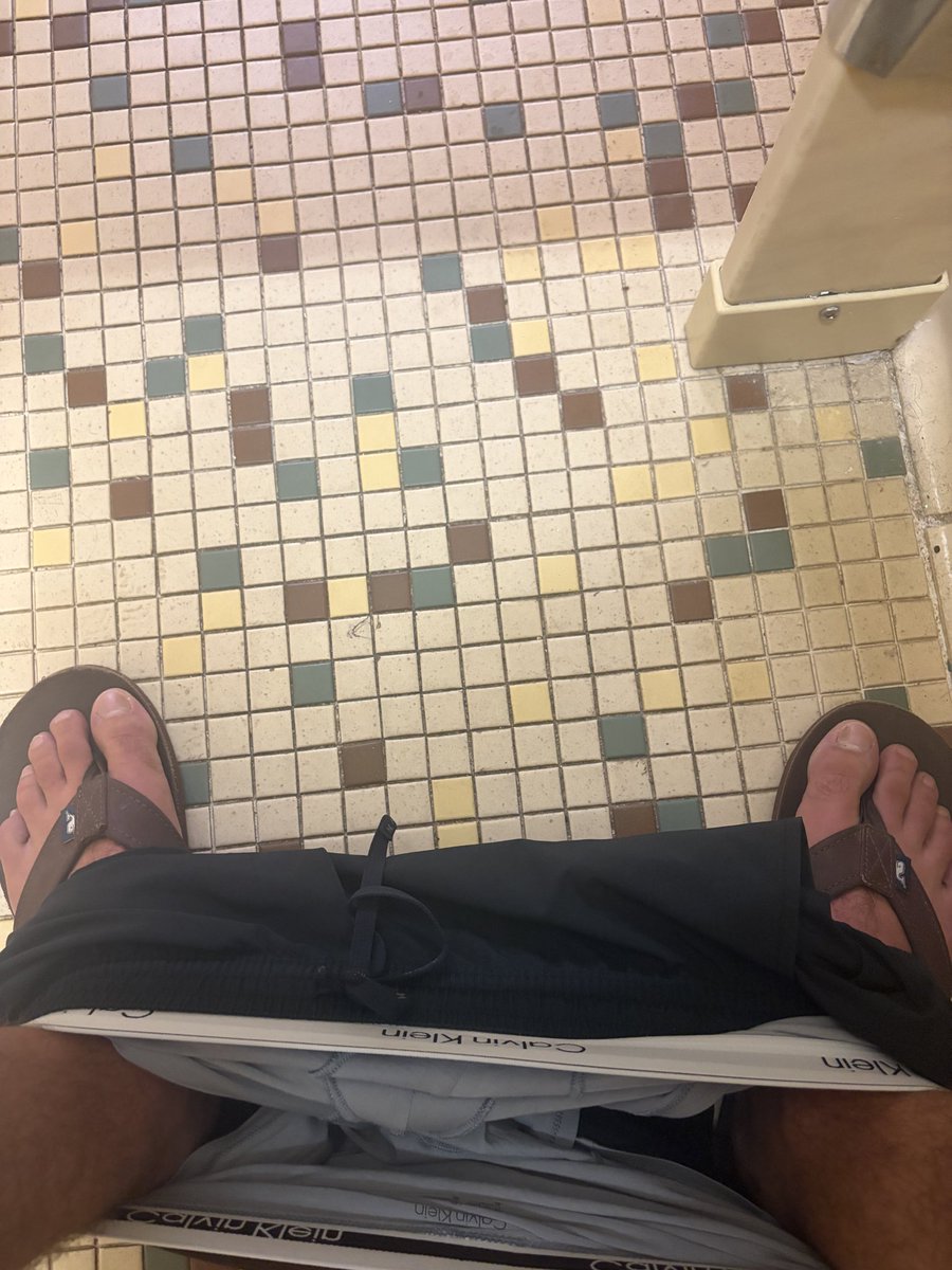 dayungbuck's tweet photo. The litcher+nicotine+caffeine shits are no joke. And yes, those are whale flops. Enjoy the toe dox #gameday https://t.co/OFqJgIkfMh