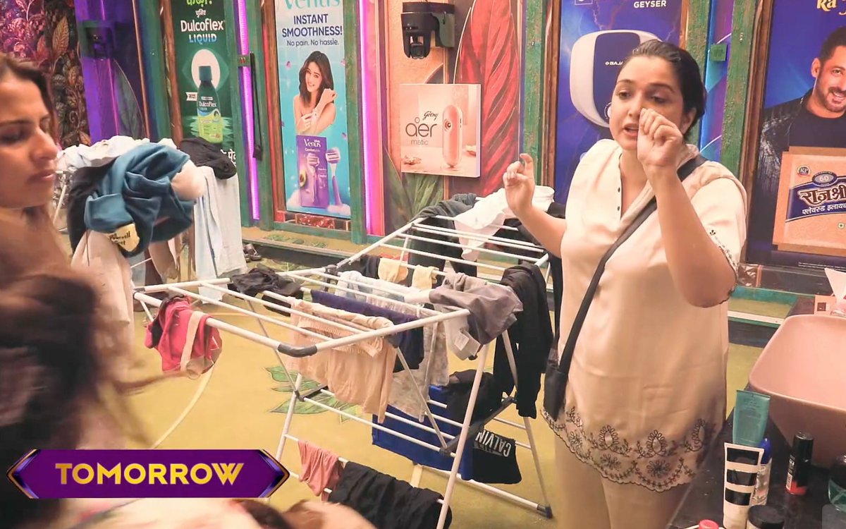 BollySpy's tweet photo. #BiggBoss20 Promo | #ArshifaKhan Vs #AmrapaliDubey Big Fight

Aap Hai Kiske Sath?

RT --> Arshifa
LIKE --> Amrapali https://t.co/8M8x9bdiqH