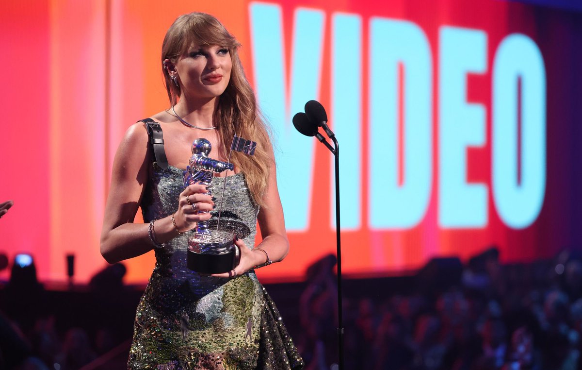 TheSwift_Side's tweet photo. 🚨 IT’S POWER HOUR🚨
       VOTE FOR TAYLOR

🗳️: https://t.co/QmOjbxU5QD https://t.co/0sSLzVAImE