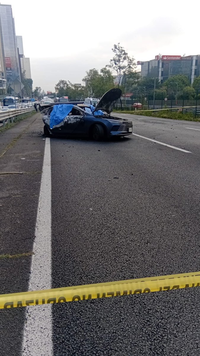 CarlosTejeda111's tweet photo. Muere pareja calcinados en un #choque y #volcadura sobre la autopista México Toluca a la altura de Guillermo Haro, ya periciales en el punto #PrecauciónVial https://t.co/mmUwVVXjLe