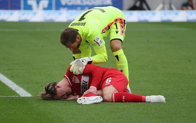 KramerSimeon's tweet photo. Frust beim @VfB wegen Stiller-Szene.
#VfB-Profi wird klar getroffen, kein Elfer und kein VAR-Eingriff. Hoeneß und Wohlgemuth verärgert, für beide ein "klares Foul".
Wir erklären, warum der VAR nicht eingegriffen hat und das richtig war👇
https://t.co/aHKwgjwhYi
#TSGVfB https://t.co/kkMC5lThK0