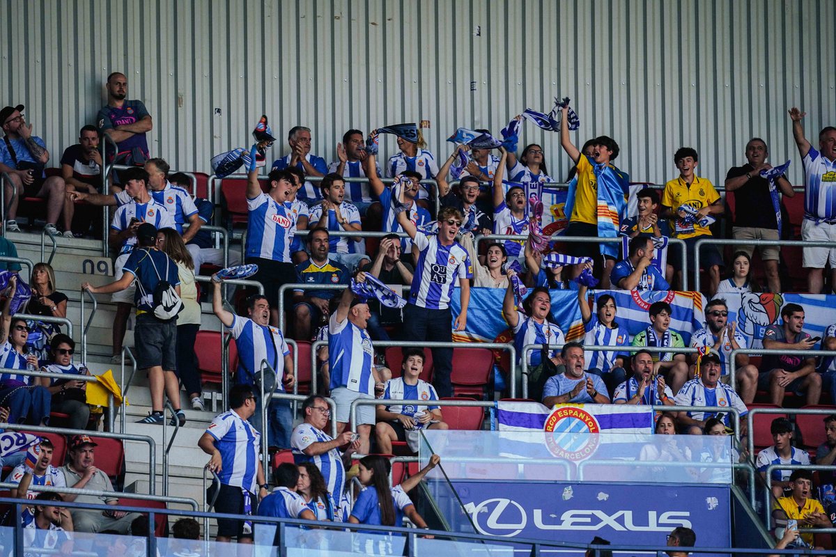 RCDEspanyol's tweet photo. La victòria és vostra! 💙

Bon viatge de tornada i, als que us quedeu aquesta nit a Pamplona, gaudiu molt! 😛 #RCDE #OsasunaEspanyol https://t.co/ufwcDrxfUE