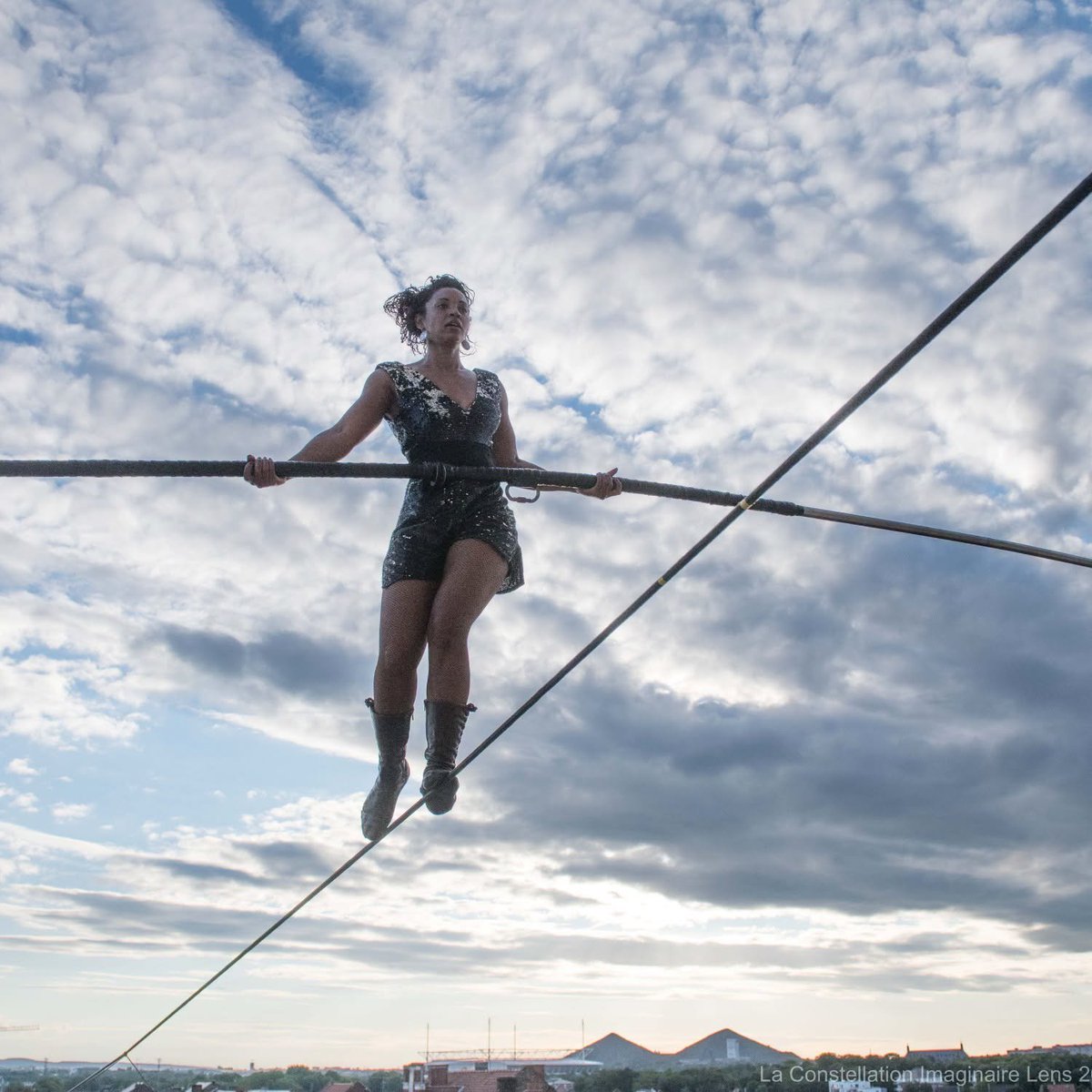 pasdecalais62's tweet photo. ⛰️Préparez-vous à retenir votre souffle !💨Le 20.09 - Base 11/19 de Loos-en-Gohelle avec Culture Commune. 
A 16h, Tatiana Mosio-Bongonga de la Cie Basinga  reliera les deux sommets sur un fil tendu à 186 m de haut. 
ℹ️https://t.co/UJkpIhZLe1 
📷 : A. Repessé - Y.Cadart / CD62 https://t.co/XVVgnToz8Q