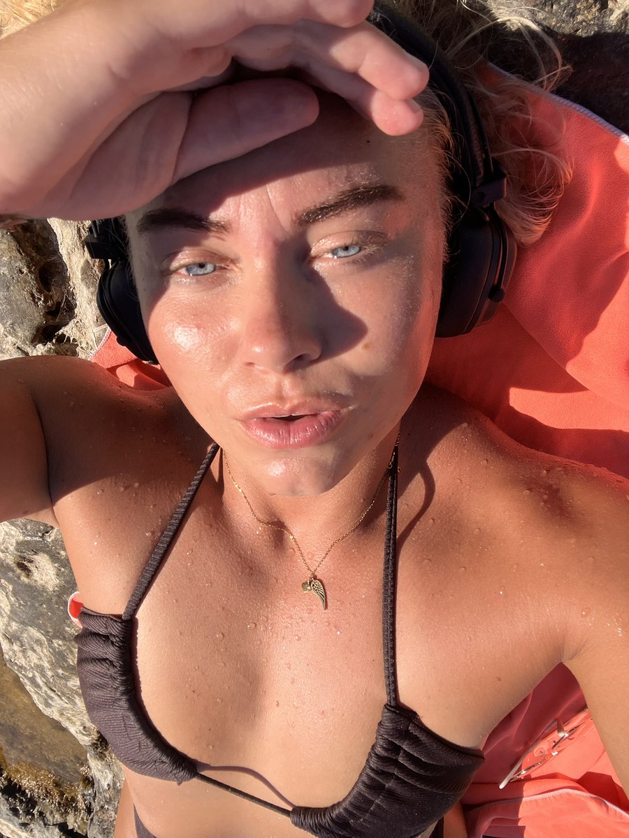 FitKacenka's tweet photo. Modrá je dobrá!👀🩵
A hnědá taky🤎
#beach #beachtime #crete #vacation #blueeyes #eyes #bikini #sexy #mamacita https://t.co/72DpgVhFlD