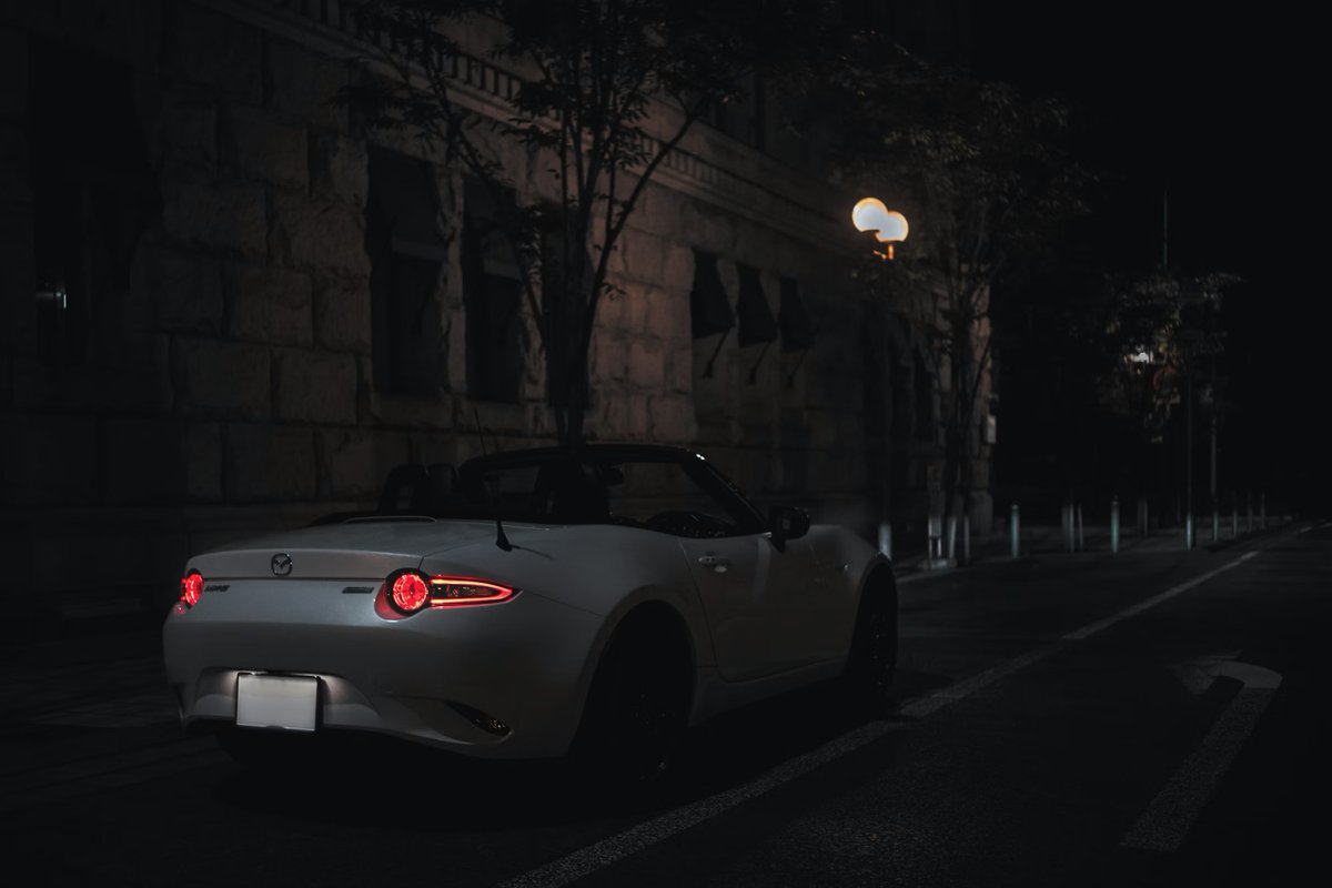 moollyem's tweet photo. このマツダのロードスターって自動車は雰囲気の違う街にもマッチする。 凄いスタイリングだと思うのですよ https://t.co/AebOFQuLd7