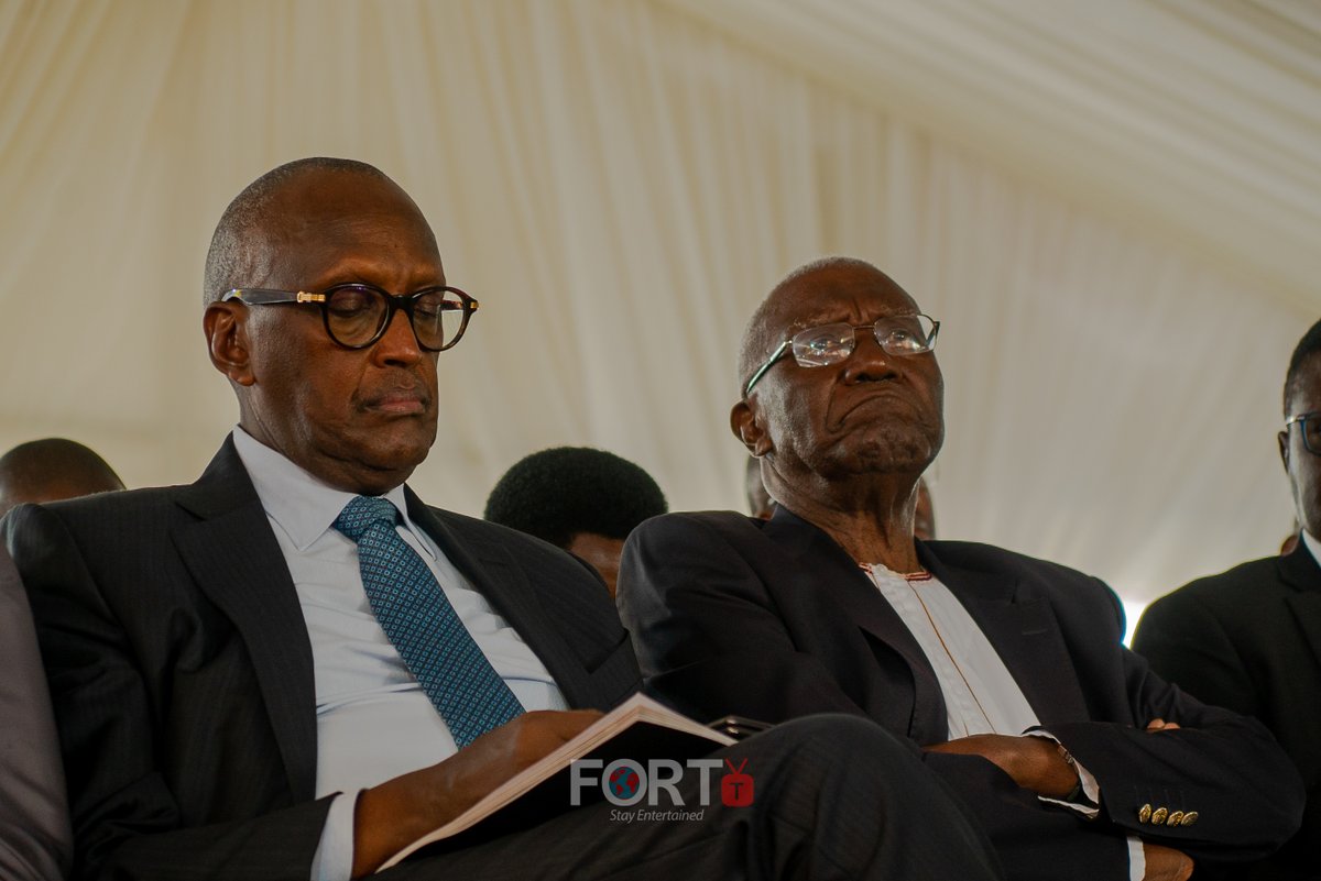 forttv256's tweet photo. CHAIRMAN ISAAZI LY'ABANTU BAKURU BA TOORO RTD. COL. BUTIIME AND GENERAL TUMUKUNDE JOIN MOURNERS TO PAY TRIBUTE TO THE LATE KING OYO
📷ABIGABA DANIEL https://t.co/4gjoanLHA7