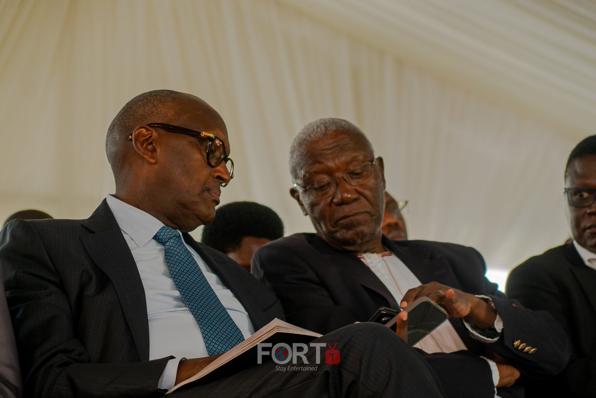 forttv256's tweet photo. CHAIRMAN ISAAZI LY'ABANTU BAKURU BA TOORO RTD. COL. BUTIIME AND GENERAL TUMUKUNDE JOIN MOURNERS TO PAY TRIBUTE TO THE LATE KING OYO
📷ABIGABA DANIEL https://t.co/4gjoanLHA7