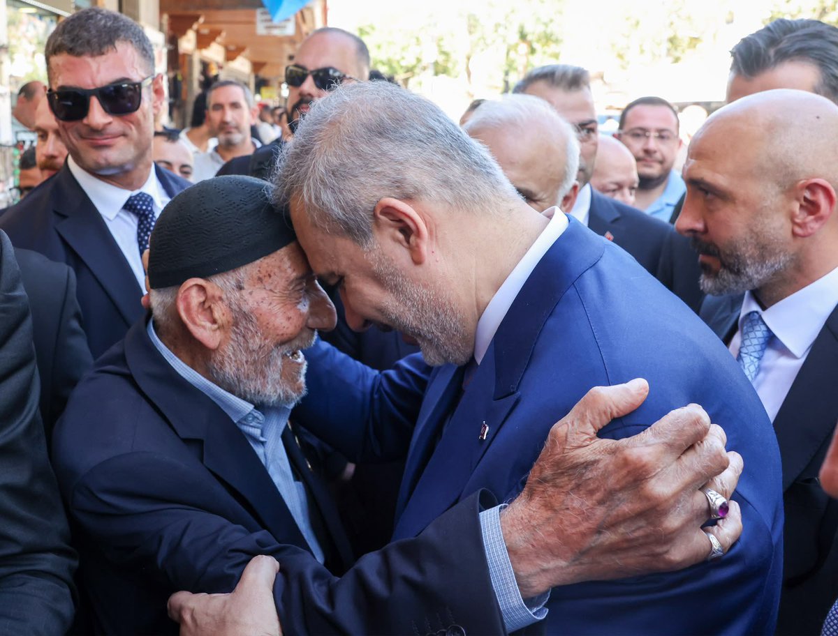 haticeseydaoglu's tweet photo. Diyarbakır’dan yükselen umut, Türkiye’nin umududur.

Türkiye Yüzyılı Buluşmaları kapsamında kadim memleketimiz Diyarbakır’ı teşrif eden Dışişleri Bakanımız Sayın Hakan Fidan:

“Diyarbakır ve Türkiye ile ilgili yapacaklarımızın daha çok başındayız. Cumhurbaşkanımız inşallah başımızda olduğu sürece bu konudaki hizmetlerimiz aksamadan devam edecek. İnşallah bu üzerimizde kara bulut gibi dolaşan bu terör meselesi ortadan kalkar. Bu proje gerçekten siyasal şiddetin gündemden çıktığı, artık her şeyin medeni bir şekilde anlaşarak konuşarak halledildiği bir ortama da döndüğümüz andan itibaren şu andaki mevcut kalkınma ve ekonomik durumun kat ve kat üstünde bir performans sergileyeceğimizi gerçekten görüyorum. Önümüzde çok ama çok güzel günler var. Buna yürekten inanıyorum.”

Dışişleri Bakanımız Sayın @HakanFidan’ın kadim şehrimizden verdiği; huzura, kardeşliğe, kalkınmaya ve terörün tamamen sona erdiği bir geleceğe dair mesajlarını büyük bir memnuniyetle karşıladım.

Diyarbakır’ın huzurla, güvenle ve refahla anılacağı; gençlerimizin geleceğe umutla baktığı, şehrimizin potansiyelini çok daha güçlü şekilde ortaya koyduğu günlere doğru emin adımlarla ilerliyoruz.

Cumhurbaşkanımız Sayın Recep Tayyip Erdoğan’ın liderliğinde #TürkiyeYüzyılı’nın güçlü ve müreffeh Türkiye’sine kararlılıkla yürürken, Diyarbakır’ın da terörün gölgesinden tamamen arınmış, huzurun ve kardeşliğin güçlendiği, ekonomisi ve kalkınmasıyla çok daha ileriye taşınan şehirlerinden biri olacağına yürekten inanıyorum.

Kadim Diyarbakır’ımız için, ülkemiz için daha güzel yarınlar inşa edeceğiz. 🇹🇷