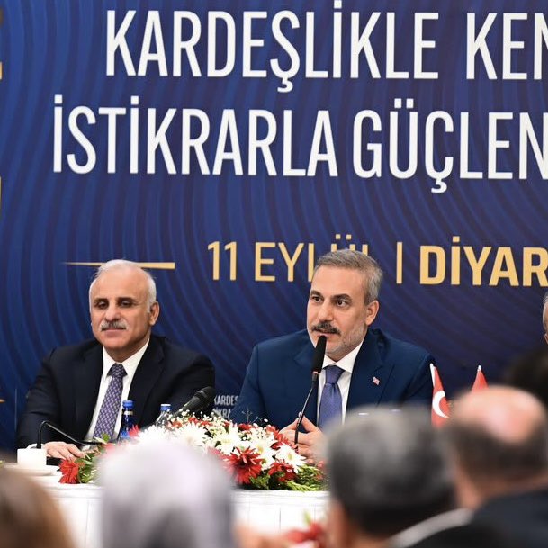 haticeseydaoglu's tweet photo. Diyarbakır’dan yükselen umut, Türkiye’nin umududur.

Türkiye Yüzyılı Buluşmaları kapsamında kadim memleketimiz Diyarbakır’ı teşrif eden Dışişleri Bakanımız Sayın Hakan Fidan:

“Diyarbakır ve Türkiye ile ilgili yapacaklarımızın daha çok başındayız. Cumhurbaşkanımız inşallah başımızda olduğu sürece bu konudaki hizmetlerimiz aksamadan devam edecek. İnşallah bu üzerimizde kara bulut gibi dolaşan bu terör meselesi ortadan kalkar. Bu proje gerçekten siyasal şiddetin gündemden çıktığı, artık her şeyin medeni bir şekilde anlaşarak konuşarak halledildiği bir ortama da döndüğümüz andan itibaren şu andaki mevcut kalkınma ve ekonomik durumun kat ve kat üstünde bir performans sergileyeceğimizi gerçekten görüyorum. Önümüzde çok ama çok güzel günler var. Buna yürekten inanıyorum.”

Dışişleri Bakanımız Sayın @HakanFidan’ın kadim şehrimizden verdiği; huzura, kardeşliğe, kalkınmaya ve terörün tamamen sona erdiği bir geleceğe dair mesajlarını büyük bir memnuniyetle karşıladım.

Diyarbakır’ın huzurla, güvenle ve refahla anılacağı; gençlerimizin geleceğe umutla baktığı, şehrimizin potansiyelini çok daha güçlü şekilde ortaya koyduğu günlere doğru emin adımlarla ilerliyoruz.

Cumhurbaşkanımız Sayın Recep Tayyip Erdoğan’ın liderliğinde #TürkiyeYüzyılı’nın güçlü ve müreffeh Türkiye’sine kararlılıkla yürürken, Diyarbakır’ın da terörün gölgesinden tamamen arınmış, huzurun ve kardeşliğin güçlendiği, ekonomisi ve kalkınmasıyla çok daha ileriye taşınan şehirlerinden biri olacağına yürekten inanıyorum.

Kadim Diyarbakır’ımız için, ülkemiz için daha güzel yarınlar inşa edeceğiz. 🇹🇷