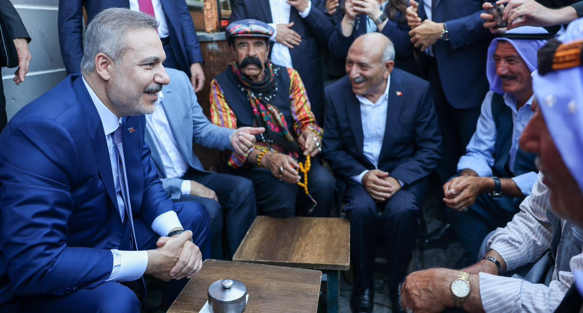 haticeseydaoglu's tweet photo. Diyarbakır’dan yükselen umut, Türkiye’nin umududur.

Türkiye Yüzyılı Buluşmaları kapsamında kadim memleketimiz Diyarbakır’ı teşrif eden Dışişleri Bakanımız Sayın Hakan Fidan:

“Diyarbakır ve Türkiye ile ilgili yapacaklarımızın daha çok başındayız. Cumhurbaşkanımız inşallah başımızda olduğu sürece bu konudaki hizmetlerimiz aksamadan devam edecek. İnşallah bu üzerimizde kara bulut gibi dolaşan bu terör meselesi ortadan kalkar. Bu proje gerçekten siyasal şiddetin gündemden çıktığı, artık her şeyin medeni bir şekilde anlaşarak konuşarak halledildiği bir ortama da döndüğümüz andan itibaren şu andaki mevcut kalkınma ve ekonomik durumun kat ve kat üstünde bir performans sergileyeceğimizi gerçekten görüyorum. Önümüzde çok ama çok güzel günler var. Buna yürekten inanıyorum.”

Dışişleri Bakanımız Sayın @HakanFidan’ın kadim şehrimizden verdiği; huzura, kardeşliğe, kalkınmaya ve terörün tamamen sona erdiği bir geleceğe dair mesajlarını büyük bir memnuniyetle karşıladım.

Diyarbakır’ın huzurla, güvenle ve refahla anılacağı; gençlerimizin geleceğe umutla baktığı, şehrimizin potansiyelini çok daha güçlü şekilde ortaya koyduğu günlere doğru emin adımlarla ilerliyoruz.

Cumhurbaşkanımız Sayın Recep Tayyip Erdoğan’ın liderliğinde #TürkiyeYüzyılı’nın güçlü ve müreffeh Türkiye’sine kararlılıkla yürürken, Diyarbakır’ın da terörün gölgesinden tamamen arınmış, huzurun ve kardeşliğin güçlendiği, ekonomisi ve kalkınmasıyla çok daha ileriye taşınan şehirlerinden biri olacağına yürekten inanıyorum.

Kadim Diyarbakır’ımız için, ülkemiz için daha güzel yarınlar inşa edeceğiz. 🇹🇷