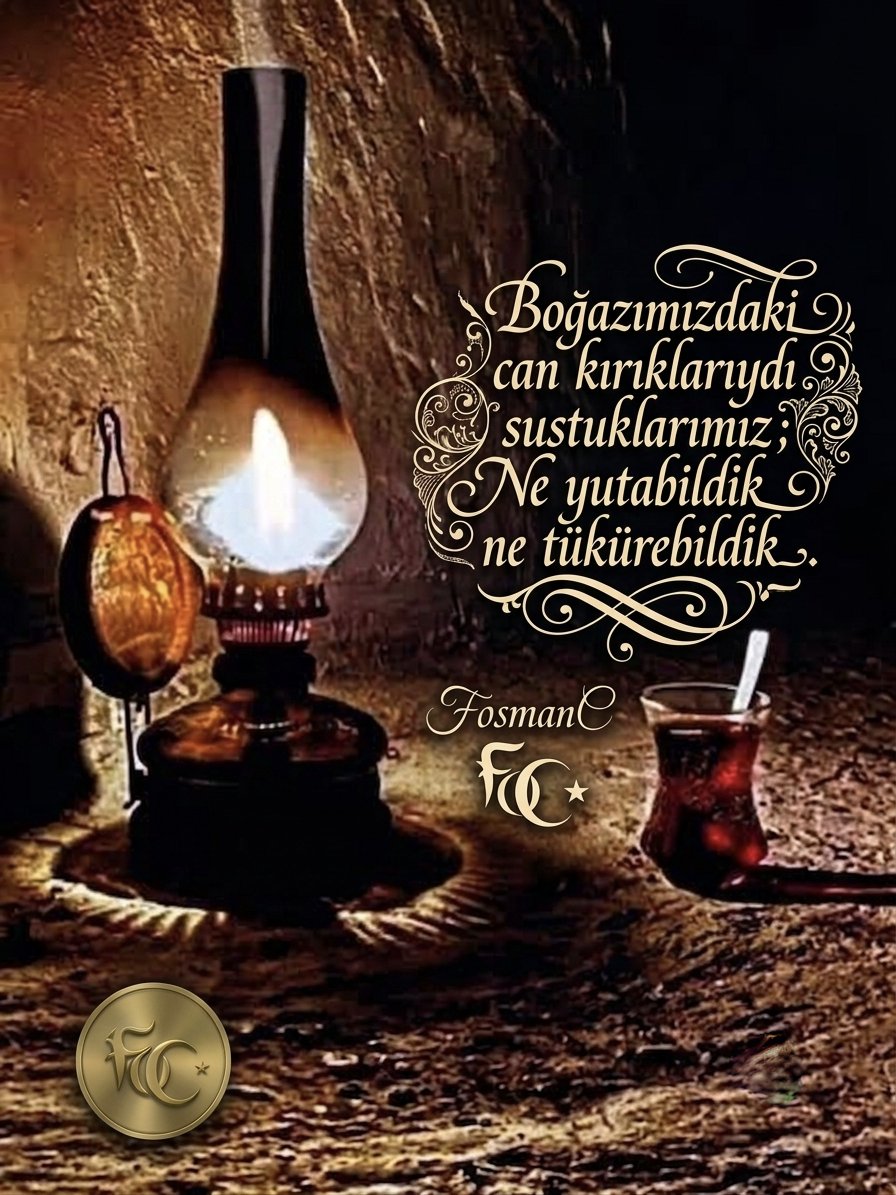 FosmanC2025's tweet photo. ——Can Kırığı——

Sordu; "Hiç iyileşmedi mi yaran?"
Ona baktım; "Rüzgâr," dedim, "külü üfler ama ateşi söndürmez."
Gülümsedi, amma gözlerinde maziye vurulmuş fırtınalar vardı.
"Pişman mısın?" diye fısıldadı geceye,
Sesindeki kıymık kendi kalbine batan bir fısıltıyla.
"Aşkın dökülen kanına pişmanlık denmez," dedim,
"Olsa olsa bir ömrün gözü kapalı sunulduğu adak denir."

​Aramıza bir dağ gibi oturdu o eski, o unutulmuş hatıra.
Zaman, cebindeki sırları birer birer düşürdü yere.
Ne o bir adım atabildi öteye, ne ben dönebildim geriye;
İki yabancı gibi durduk aynı mehtabın soğuk gölgesinde.
Bir kurşun gibi ağırlaştı göğsümüzdeki o kimsesiz sessizlik,
Yutkunamadık, kelimeler boğazımızda birer can kırığıydı.

​Dedi; "Nasıl taşınır bu yük, nereye kadar?"
Dedim; "Mezara kadar taşınır, adı söylenmeden."
Dedi; "Yandık mı yani, bitti mi her şey?"
Dedim; "Küllerimiz bile aynı toprağa düşmedi."

​Sokak lambaları birer birer söndü, şafak söküyordu,
İkimiz de anladık:
Bazen kavuşmak değil, aynı yangında can vermekti kader.
Bu kez sadece biz değil,
Gece de sustu, zaman da, yazgı da...

FosmanC

#GünAkşamda
#GeceyeBirSöz