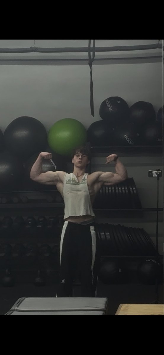 timelesmp's tweet photo. Rip my shirt https://t.co/LtVlH2ZaJh
