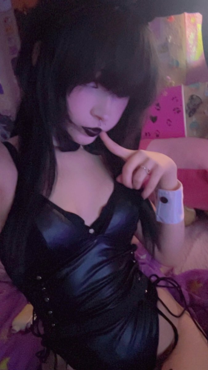vampixuwu's tweet photo. haii everymeows >^< i did gothic bunny girl cosplay🖤🐰
#gothgirl #bunnygirl https://t.co/0ZcY330mdY