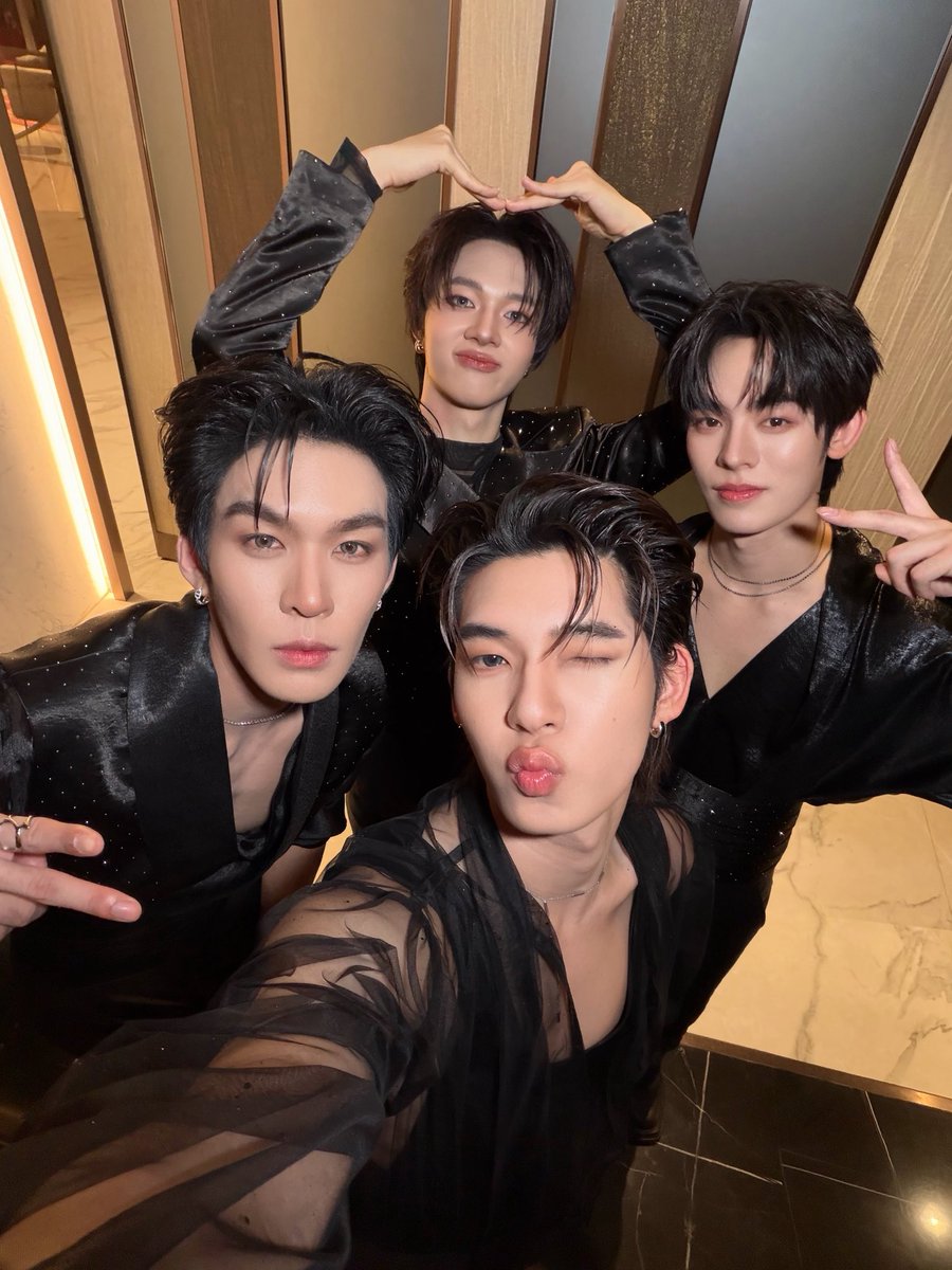 twnpich's tweet photo. งื้อ วันนี้ได้ทำหลายอย่างมาก แต่ดีใจมากเลยสำหรับรางวัล Entertainment program of the year กับ ด้วงกับเธออออออ แห่งปีมาก ภูมิใจงะ ขอบคุณค่ายดูมันดิและซีรีส์ “ด้วงกับเธอ” ที่มอบโอกาสให้พวกเราได้เป็นที่รู้จักมากขึ้น และที่สำคัญที่สุด ขอบคุณแฟน ๆ ของนักแสดงทุกคน รวมถึงพี่ ๆ VAVA ที่ช่วยกันแชร์ซีรีส์ แชร์คอนเทนต์ ช่วยกันเทรนด์ และส่งต่อคลิปของพวกเราจนเกิดกระแสมากขนาดนี้ครับ รางวัลนี้เป็นของพวกเราทุกคนนะครับ และวันนี้ได้ทำโชว์กับปิ๊ป กับพี่นุนิว และพี่อู๋ด้วย ทุกคนชอบม้าย บอกจึ๋จี๋หน่อย หวังว่าวันนี้ทุกคนจะแฮปปี้น้า นี่เก่งไหมครับสู้สุดใจ อยากให้ทุกคนมีรอยยิ้มในทุกวันที่มาตามพวกเรานะครับ วันนี้นอนก่อนนะครับ เดี๋ยวตื่นมาอ่านนะค้าบทุกคน 

TTP AT MCHOICE 2026

#ตี๋ตี๋ป๋อมิ้นท์อวอร์ด2026
#MchoiceMintAwards2026