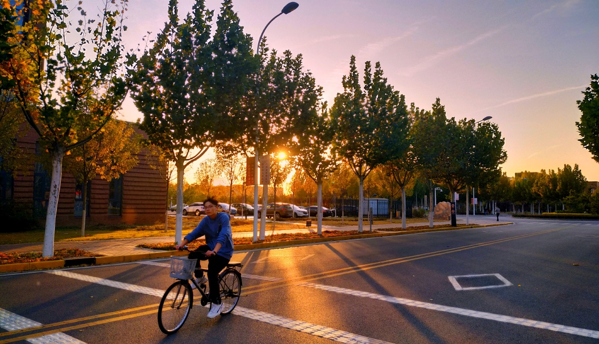deboj227945's tweet photo. My morning commute used to be 45 mins on a packed bus—now I ride a shared e-bike for 10 mins, and I’ve got way more energy to start the day!， https://t.co/oR03GCls3c