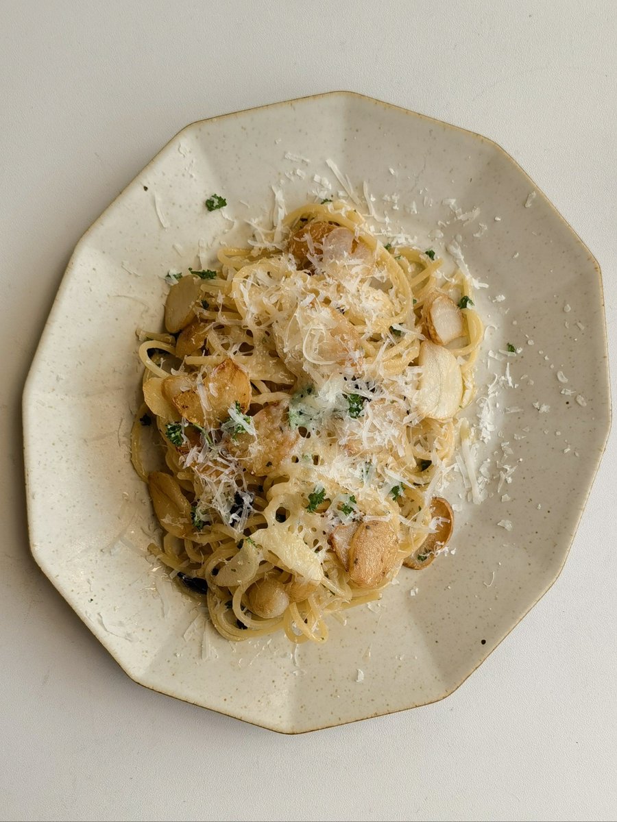 marii553571's tweet photo. Homemade garlic butter pasta with crispy parmesan on top – quick, cozy, and done in 15 mins! Perfect lazy weekend dinner ， https://t.co/NLn7OgNFUV