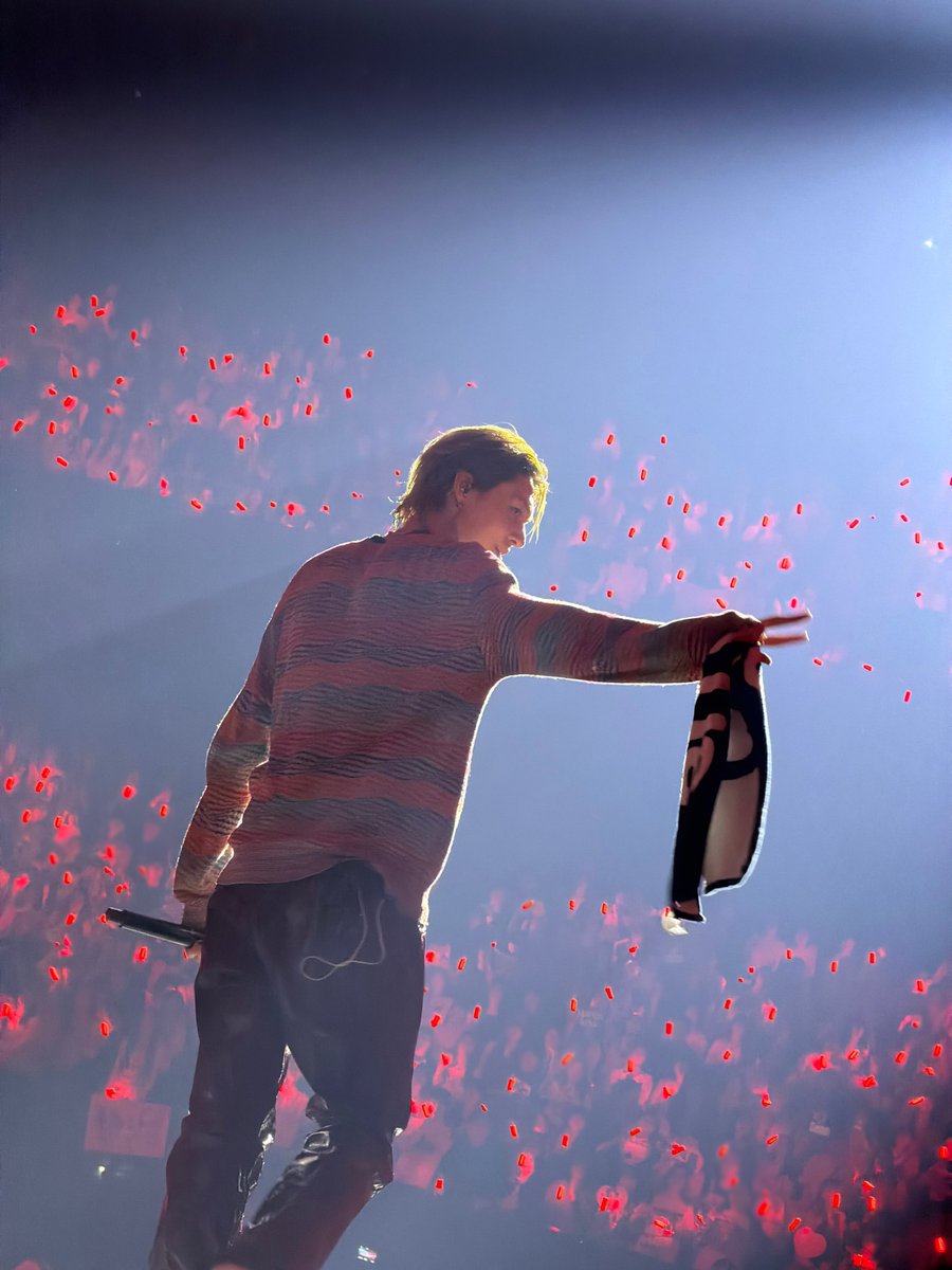 Tomartinni's tweet photo. @martinfinity_ MARTIN EDWARDS makes charisma look completely effortless, ACETIN owns every camera shot, and the performance is a stunning MARSTERPIECE.

MARTIN BLASTED THE SHOW

#MARTINFiestaRiot
#CORTISinBarcelona
#MARTIN #마틴 https://t.co/Wr0iT6xFvg