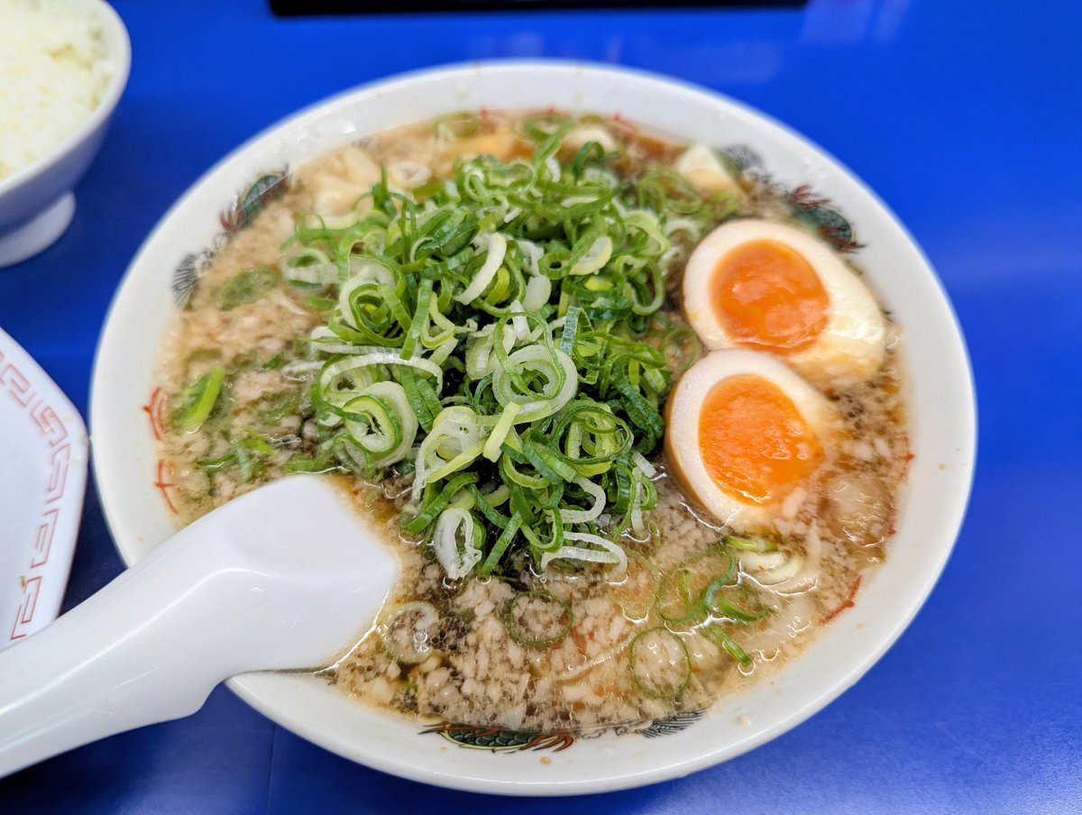 JancomTaka66's tweet photo. 昨日のランチ⁡
⁡看板見たら食べたくなってピットイン⁡
⁡いつもはワンタンだけだけど味玉も追加！⁡
⁡ニンニクもたっぷり入れて美味しくいただきました⁡
⁡ごちそうさまでした😋
 #来来亭  #和泉北店  #アジフライ定食  #ネギ多め  #ワンタン  #味玉 https://t.co/XJAXqwTxIu