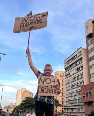 LesterToledo's tweet photo. La mañana de este sábado el señor Oscar Morales fue secuestrado por hombres armados sin identificación alguna en un vehículo sin placas.

Oscar el día de ayer alzaba la voz por la libertad de los presos políticos en la manifestación que fue reprimida en camino a Miraflores.

Llevar una pancarta no es un delito, exigir la libertad de los presos políticos no es un delito. Responsabilizamos al gobierno venezolano, a Diosdado Cabello y los cuerpos de seguridad del estado de lo que pueda ocurrirle al señor Oscar Morales.

Esta práctica que creíamos superada preocupa a todos los que queremos un cambio en Venezuela. Debe ser una alerta inmediata para la comunidad internacional que recuerde la urgencia de unas elecciones libres, para que se instale un gobierno democrático lo antes posible y cesen este tipo de conductas arbitrarias que dañan la estabilidad de nuestra nación.
