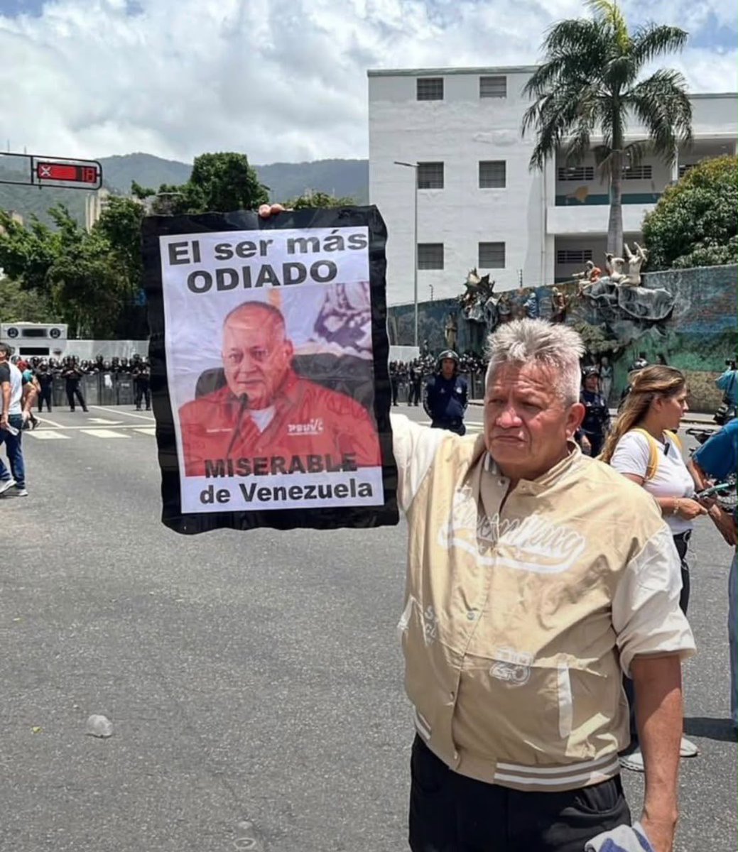 LesterToledo's tweet photo. La mañana de este sábado el señor Oscar Morales fue secuestrado por hombres armados sin identificación alguna en un vehículo sin placas.

Oscar el día de ayer alzaba la voz por la libertad de los presos políticos en la manifestación que fue reprimida en camino a Miraflores.

Llevar una pancarta no es un delito, exigir la libertad de los presos políticos no es un delito. Responsabilizamos al gobierno venezolano, a Diosdado Cabello y los cuerpos de seguridad del estado de lo que pueda ocurrirle al señor Oscar Morales.

Esta práctica que creíamos superada preocupa a todos los que queremos un cambio en Venezuela. Debe ser una alerta inmediata para la comunidad internacional que recuerde la urgencia de unas elecciones libres, para que se instale un gobierno democrático lo antes posible y cesen este tipo de conductas arbitrarias que dañan la estabilidad de nuestra nación.