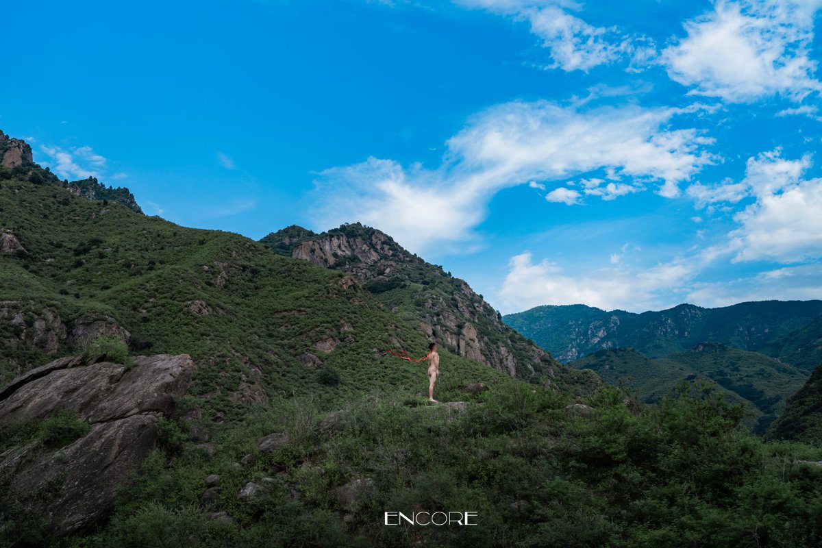 Encorefoto9's tweet photo. 天覆地载，人立��中。
到底是天地困着人，还是人撑着天地？
佛说万般皆有定数，
可顽石总要开裂，长风总要撞山。
你不过是天地间一粒不肯沉的尘，
生不顺天，死不伏地。 https://t.co/qbz0Wl5CxB