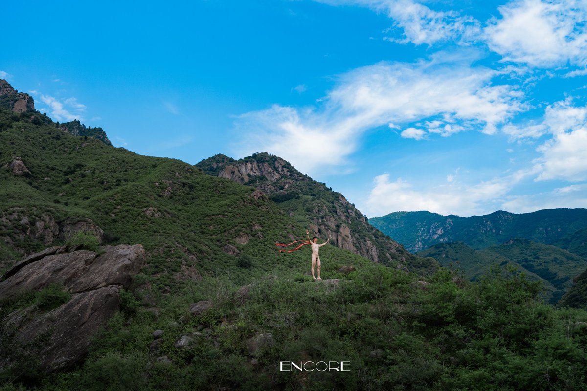 Encorefoto9's tweet photo. 天覆地载，人立��中。
到底是天地困着人，还是人撑着天地？
佛说万般皆有定数，
可顽石总要开裂，长风总要撞山。
你不过是天地间一粒不肯沉的尘，
生不顺天，死不伏地。 https://t.co/qbz0Wl5CxB