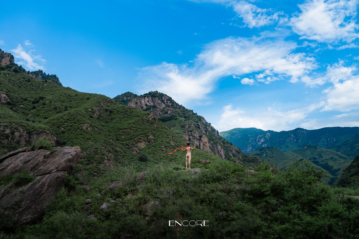 Encorefoto9's tweet photo. 天覆地载，人立��中。
到底是天地困着人，还是人撑着天地？
佛说万般皆有定数，
可顽石总要开裂，长风总要撞山。
你不过是天地间一粒不肯沉的尘，
生不顺天，死不伏地。 https://t.co/qbz0Wl5CxB