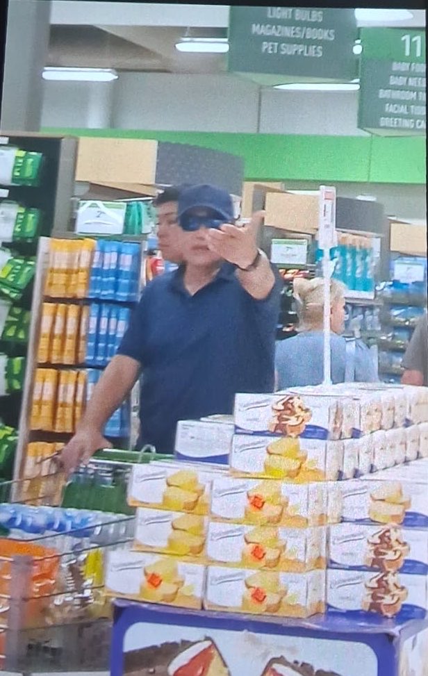 ByViral24's tweet photo. 🇺🇸🔴🇨🇴DENUNCIAN A @GustavoBolivar de amedrentar a ciudadanos norteamericanos en centro comercial Publix en 
Aventura Mall, Miami Estados Unidos https://t.co/F9nYdQn96j