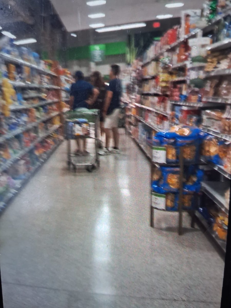ByViral24's tweet photo. 🇺🇸🔴🇨🇴DENUNCIAN A @GustavoBolivar de amedrentar a ciudadanos norteamericanos en centro comercial Publix en 
Aventura Mall, Miami Estados Unidos https://t.co/F9nYdQn96j