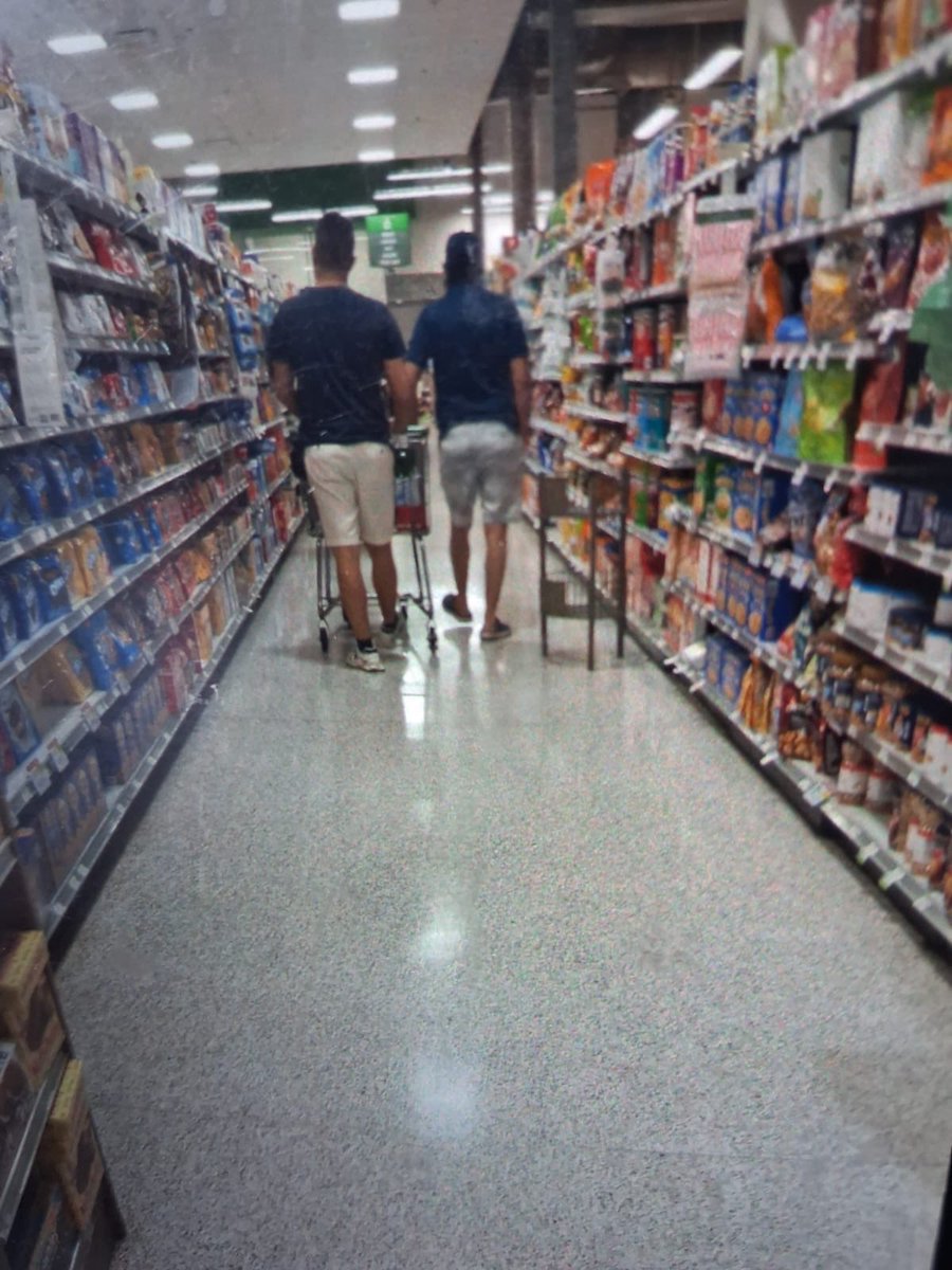 ByViral24's tweet photo. 🇺🇸🔴🇨🇴DENUNCIAN A @GustavoBolivar de amedrentar a ciudadanos norteamericanos en centro comercial Publix en 
Aventura Mall, Miami Estados Unidos https://t.co/F9nYdQn96j