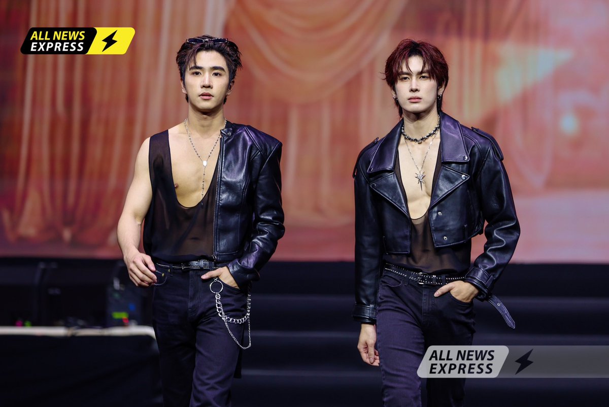 ALLNewsEXPRESS1's tweet photo. รันเวย์อะไรใจไม่อยู่กับเนื้อกับตัว!! “เพิร์ธ - แซนต้า” #PerthSanta ร่วมเดินแฟชั่นโชว์ในงาน "MCHOICE &amp; MINT AWARDS 2026" 

PERTHSANTA AT MCHOICE
#perthtanapon #santapp
#MchoiceMintAwards2026
#MchoiceMintatICONSIAM
#MintAwards2026 https://t.co/YMME22R2eV