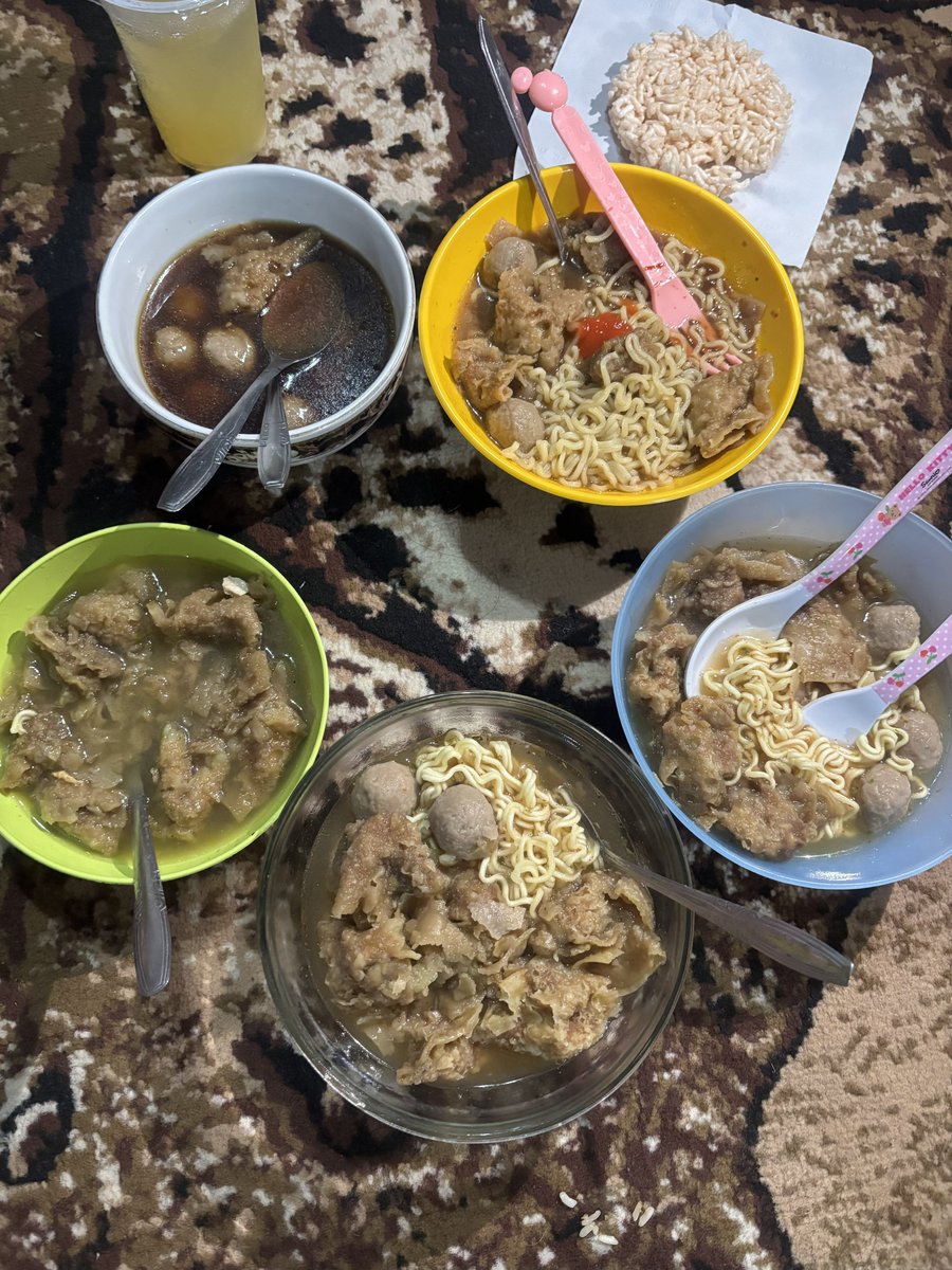 acartean's tweet photo. met makan (cuanki intel nya baru dateng) https://t.co/CRVNKi2Fzt