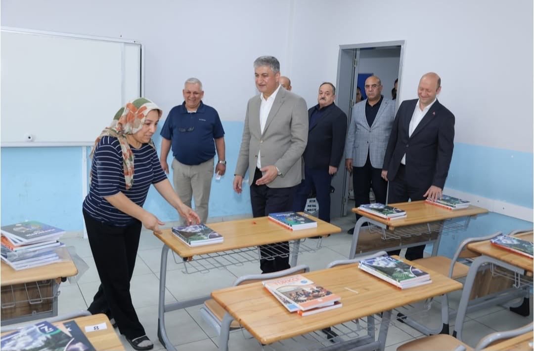 AdanaMem's tweet photo. Valimiz Sayın Mustafa Yavuz, pazartesi günü başlayacak olan yeni eğitim öğretim dönemi öncesinde bir dizi okul ziyareti gerçekleştirdi. Ziyaret kapsamında, inşası tamamlanarak eğitime kazandırılan Yüreğir Cengiz Topel İlkokulu ve Çukurova Adana Anadolu Lisesi ile geçen yıl açılışı yapılan Seyhan Orhangazi Ortaokulu’nda incelemelerde bulundu.

​Okulların fiziki imkânlarını, dersliklerini ve yeni döneme dair yürütülen hazırlıkları yerinde denetleyen Sayın Valimiz, öğrencilerin emniyetli, sağlıklı ve kaliteli bir ortamda yeni eğitim öğretim yılına başlayabilmesi amacıyla sürdürülen çalışmaları değerlendirdi.

@tcmeb 
@TCAdanaValiligi 
@mnaras