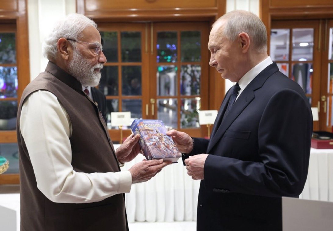 RussianSpoof's tweet photo. Thankyou India 🇮🇳🇷🇺

Prime Minister Modi presented the Bhagavad Gita to President Putin.

Whenever the Bhagavad Gita and the battlefield of Kurukshetra are mentioned, the Mahabharata and the teachings of Lord Shri Krishna will always be remembered. https://t.co/4Tun5wrwTb
