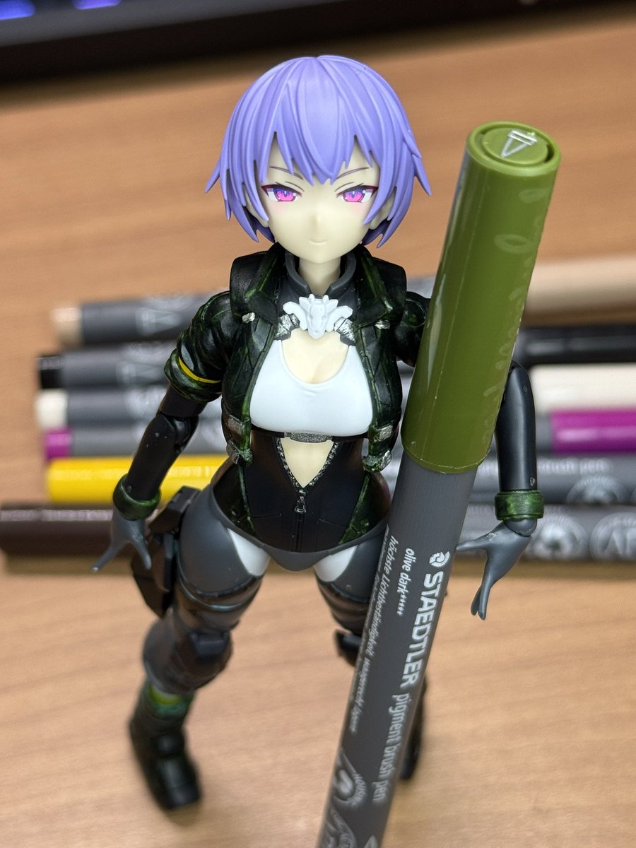ShiroSnowhite's tweet photo. 新しい塗装具！
STEADTLERのpigment brush pen
でライディラの服を塗装
ペンって難しいね…
ウェザリングにすごく良さそう。

Olive darkは重ね塗りするうちに思ったより暗くなっちゃった。

24本セットか36本セットも欲しくなっちゃう。 https://t.co/Ugf6QmGzhC