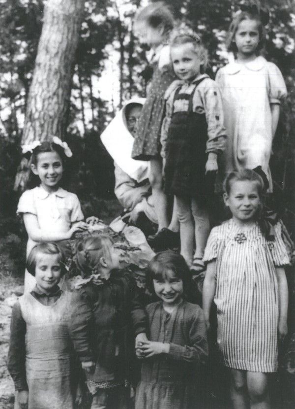 AnitaSchelde's tweet photo. Shalom !
Widzę, że Państwo @IsraelinPoland nie będziecie dzisiaj pisali o żadnych Polakach 😔 ?
Tak szczerze mówiąc, wcale Wam @IsraelinPoland się nie dziwię. Biorąc pod uwagę jaką "popularnością" cieszy się moja Szkoła to ewidentnie widać, że Polacy pogodzili się już z diagnozą Pana prof. Jana Grabowskiego :
"Dawniej myślałem, że to jest deprawacja wojenna, chciwość, bieda. Nie. Dlatego że nie kradziono wszystkim wszystkiego, nie zabijano wszystkich. To było wyraźnie skierowane na te najsłabsze ofiary, które nie miały już żadnej obrony. To byli Żydzi. Jeśli miałbym szukać powodu, to nie ma co do tego dwóch słów. Jest to antysemityzm".

Dziewczynka z białymi kokardkami to Kasia Meloch aka Irena Dąbrowska, OCALONA w domu dziecka przez Siostry Służebniczki Najświętszej Marii Panny w Turkowicach.
 https://t.co/uYX0ELCMFj