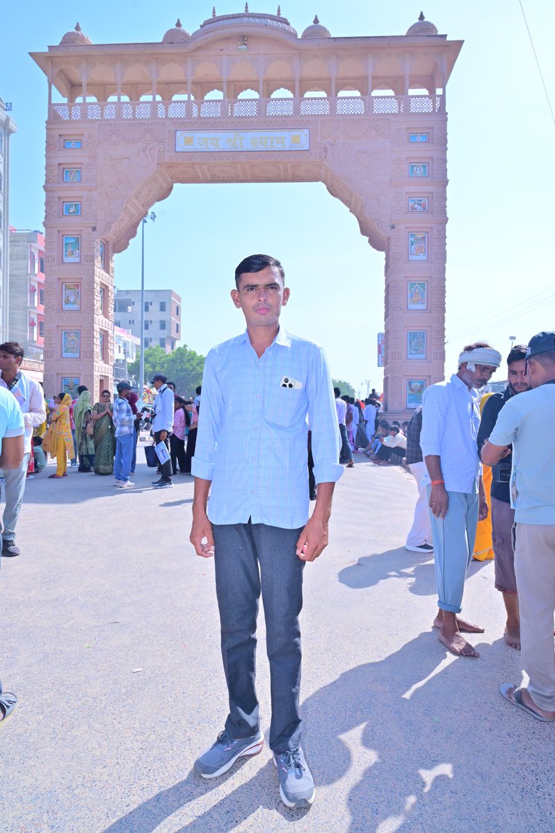 RamdevGhntiyal's tweet photo. "हारे का सहारा, बाबा श्याम हमारा"
कल श्री खाटूश्यामजी मंदिर में दर्शन करने का सौभाग्य प्राप्त हुआ! बाबा श्याम के भव्य अलौकिक, अद्भुत एवं दिव्य दर्शन से मन प्रसन्न हो उठा!!
इस दौरान मंदिर में दर्शन कर सुख-समृद्धि एवं खुशहाली की कामना की।🌹⛩️🙏
#जय_खाटू_श्याम https://t.co/oXFXvXxR81