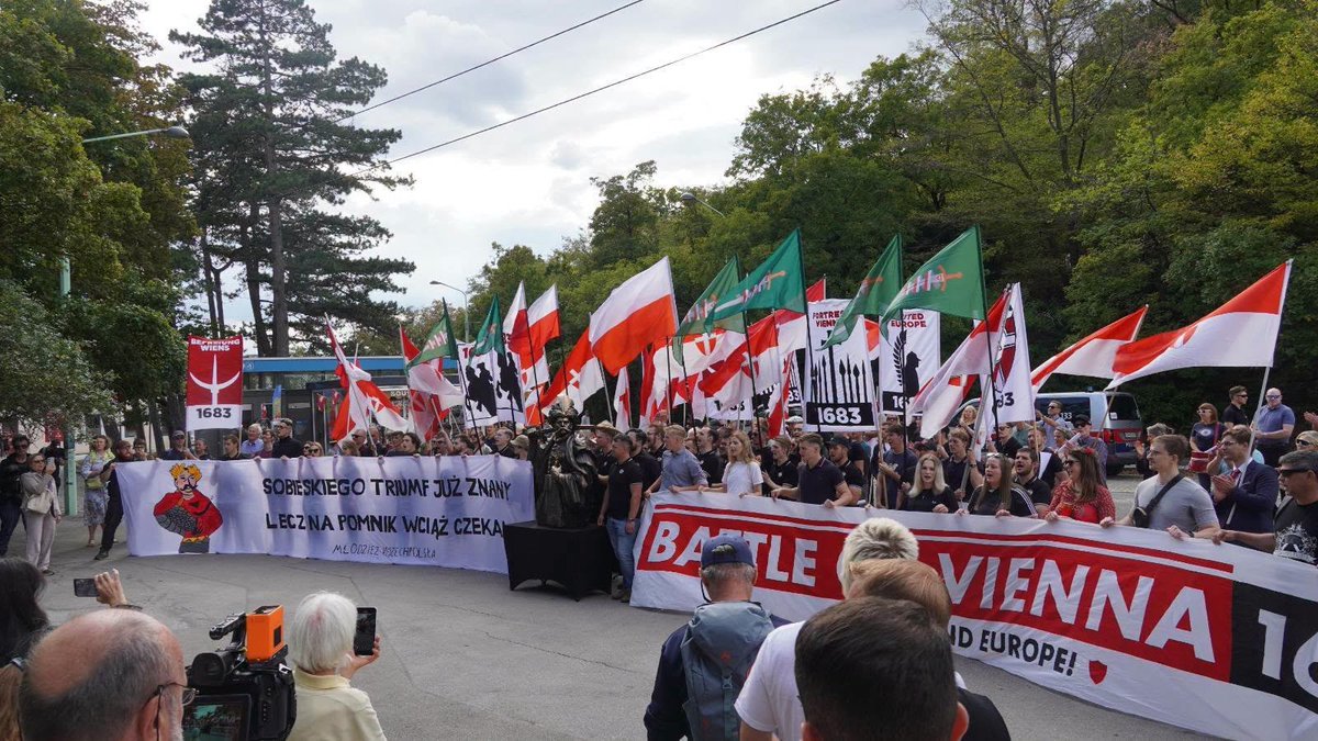 MWszechpolska's tweet photo. Sobieski wrócił na wiedeński Kahlenberg❗

Dziś, w 343. rocznicę Odsieczy, postawiliśmy na wzgórzu symboliczny pomnik króla Jana III Sobieskiego.

Postawiliśmy go wspólnie z austriacką młodzieżą z ruchu identytarystów. Wspólnie oczekujemy tego, by pomnik polskiego króla wreszcie ozdobił Wiedeń! 

Poprawność polityczna i "uczucia imigrantów" nie pozwalają wciąż uczcić zwycięstwa nad Imperium Osmańskim. Pusty cokół, gotowy monument w Polsce i władze, które wolą milczeć o Sobieskim, niż postawić go tam, skąd ruszyła husaria.

Dlatego zawieźliśmy pomnik i zachęcamy do wsparcia zrzutki na ten cel! 👇🏻