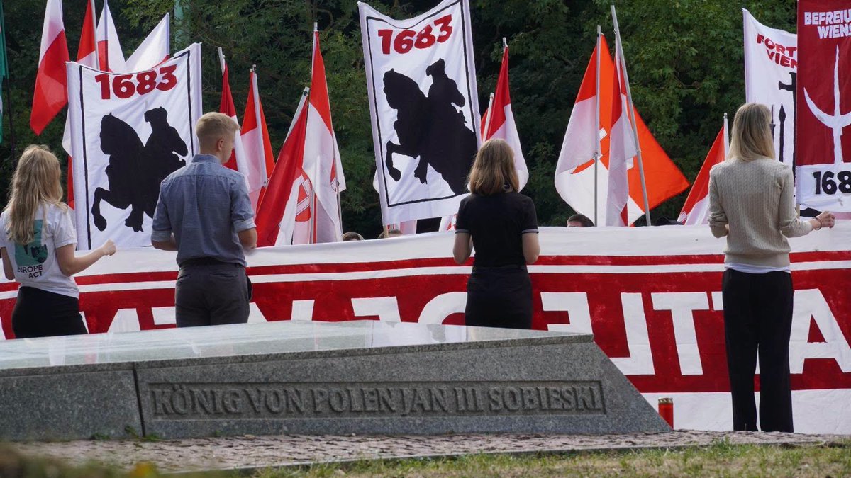 MWszechpolska's tweet photo. Sobieski wrócił na wiedeński Kahlenberg❗

Dziś, w 343. rocznicę Odsieczy, postawiliśmy na wzgórzu symboliczny pomnik króla Jana III Sobieskiego.

Postawiliśmy go wspólnie z austriacką młodzieżą z ruchu identytarystów. Wspólnie oczekujemy tego, by pomnik polskiego króla wreszcie ozdobił Wiedeń! 

Poprawność polityczna i "uczucia imigrantów" nie pozwalają wciąż uczcić zwycięstwa nad Imperium Osmańskim. Pusty cokół, gotowy monument w Polsce i władze, które wolą milczeć o Sobieskim, niż postawić go tam, skąd ruszyła husaria.

Dlatego zawieźliśmy pomnik i zachęcamy do wsparcia zrzutki na ten cel! 👇🏻