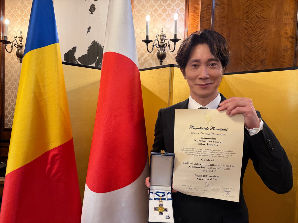 kurano_official's tweet photo. この度、ルーマニア大統領府より文化功労勲章
(Ordinul „Meritul Cultural” în grad de Comandor, Categoria D – „Arta spectacolului”)を授かりました。
この賞はルーマニア・日本の仲間達と
共に築いた証しです。

2017年、初めて訪れたルーマニア。
シビウ演劇祭でシルヴィウ・プルカレーテ氏の作品に出会い、
雷に打たれたような衝撃を受けました。

そこから、プルカレーテ氏、
バシル・シレー氏、
ドラゴッシュ・ブハジャール氏に来日いただき
2作品を日本で上演。
昨年は、コンスタンティン・キリアック氏と
ラドゥスタンカ劇場、東京芸術劇場の仲間たちと共に、作マリン・ソレスク「ヨナ」を
実現しました。

シビウにて1ヶ月におよぶ稽古
ヨーロッパ4カ国6都市、日本6都市で上演。
言語も文化も超えて、
客席と舞台が共に呼吸する
奇跡を体験しました。

ヨナが最後に言うセリフがあります。

「用意はいいか、ヨナ！
なんとかして、光へと向かう道を探すんだ」
旅路は、まだまだ続きます。

ありがとうございました。
Mulțumesc