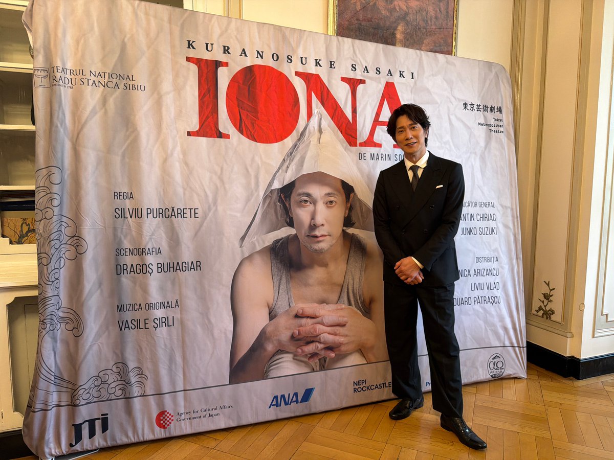 kurano_official's tweet photo. この度、ルーマニア大統領府より文化功労勲章
(Ordinul „Meritul Cultural” în grad de Comandor, Categoria D – „Arta spectacolului”)を授かりました。
この賞はルーマニア・日本の仲間達と
共に築いた証しです。

2017年、初めて訪れたルーマニア。
シビウ演劇祭でシルヴィウ・プルカレーテ氏の作品に出会い、
雷に打たれたような衝撃を受けました。

そこから、プルカレーテ氏、
バシル・シレー氏、
ドラゴッシュ・ブハジャール氏に来日いただき
2作品を日本で上演。
昨年は、コンスタンティン・キリアック氏と
ラドゥスタンカ劇場、東京芸術劇場の仲間たちと共に、作マリン・ソレスク「ヨナ」を
実現しました。

シビウにて1ヶ月におよぶ稽古
ヨーロッパ4カ国6都市、日本6都市で上演。
言語も文化も超えて、
客席と舞台が共に呼吸する
奇跡を体験しました。

ヨナが最後に言うセリフがあります。

「用意はいいか、ヨナ！
なんとかして、光へと向かう道を探すんだ」
旅路は、まだまだ続きます。

ありがとうございました。
Mulțumesc