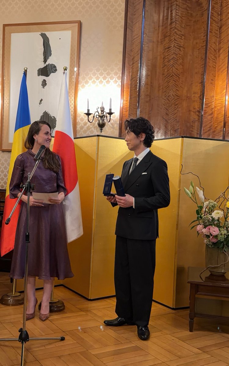 kurano_official's tweet photo. この度、ルーマニア大統領府より文化功労勲章
(Ordinul „Meritul Cultural” în grad de Comandor, Categoria D – „Arta spectacolului”)を授かりました。
この賞はルーマニア・日本の仲間達と
共に築いた証しです。

2017年、初めて訪れたルーマニア。
シビウ演劇祭でシルヴィウ・プルカレーテ氏の作品に出会い、
雷に打たれたような衝撃を受けました。

そこから、プルカレーテ氏、
バシル・シレー氏、
ドラゴッシュ・ブハジャール氏に来日いただき
2作品を日本で上演。
昨年は、コンスタンティン・キリアック氏と
ラドゥスタンカ劇場、東京芸術劇場の仲間たちと共に、作マリン・ソレスク「ヨナ」を
実現しました。

シビウにて1ヶ月におよぶ稽古
ヨーロッパ4カ国6都市、日本6都市で上演。
言語も文化も超えて、
客席と舞台が共に呼吸する
奇跡を体験しました。

ヨナが最後に言うセリフがあります。

「用意はいいか、ヨナ！
なんとかして、光へと向かう道を探すんだ」
旅路は、まだまだ続きます。

ありがとうございました。
Mulțumesc