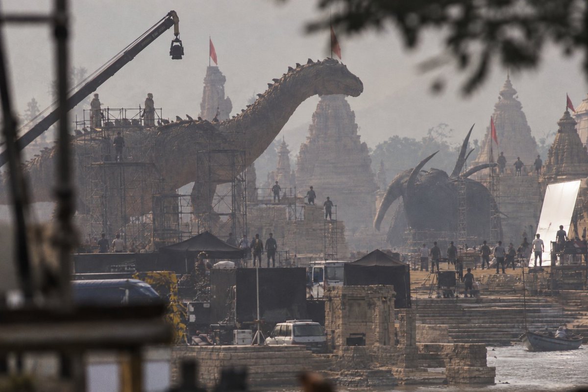Nalgonda_DHFM's tweet photo. Enti ra babu E Set ila undi🙄🤯🔥
Mental ekkipothundi ra ayya🥵🤯🤯.

Em plan chesavu @ssrajamouli 👀🔥

@urstrulyMahesh #Varanasi https://t.co/RtKfEO0yfZ