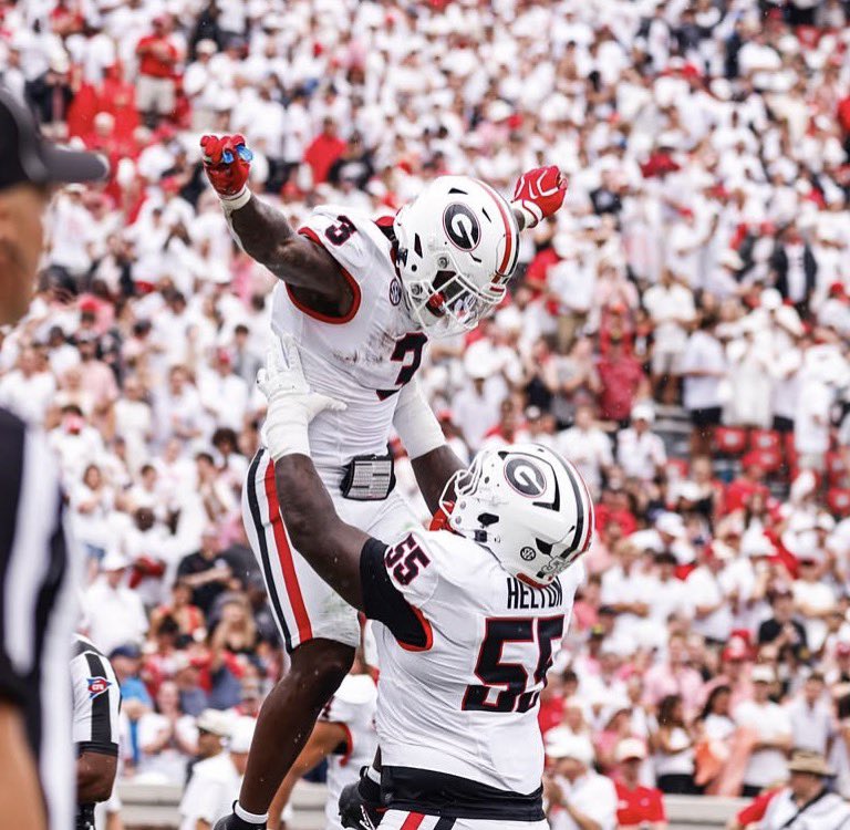 UNISWAG's tweet photo. The icy whites for @GeorgiaFootball 

#uniswag https://t.co/THefpDQ9AV